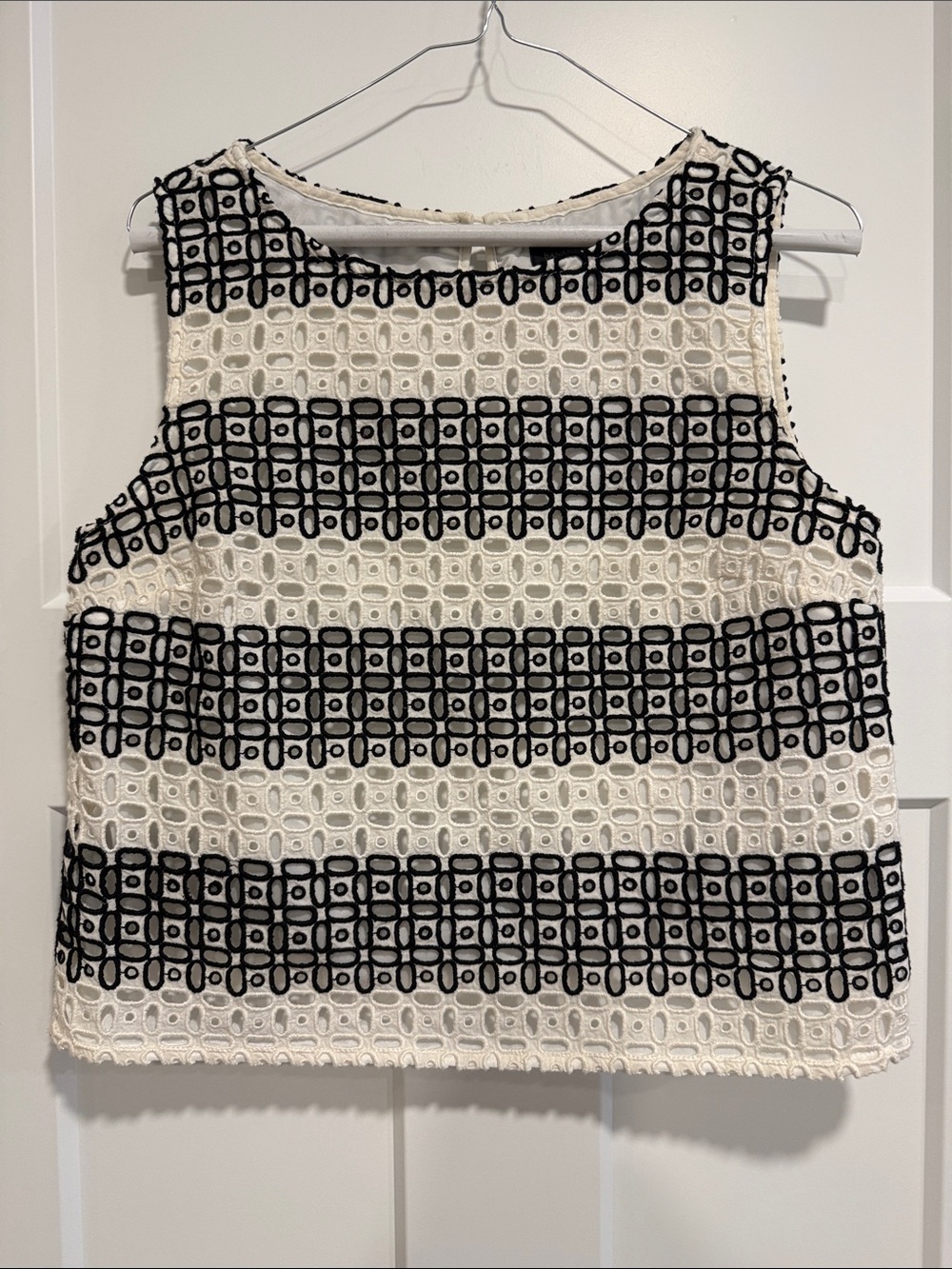 Banana Republic White Cotton Eyelet Embroidered Top Black Geometric S